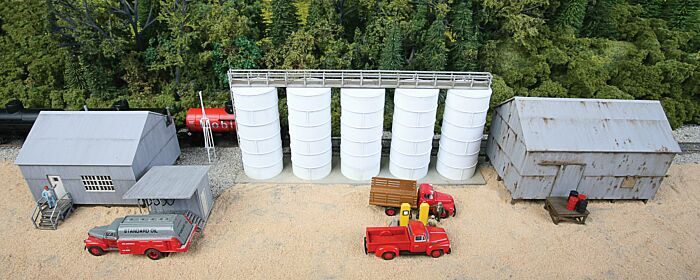 trackside_oil_dealer_with_storage_tanks_933-4059_dt3_big.jpg