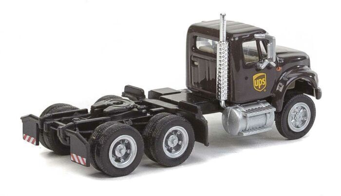 internationalr_4900_dual-axle_semi_tractor_only_assembled_949-11185_dt1_big.jpg